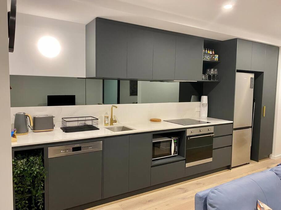 Central Canberra City Apartment With Study And Full Amenities Including Parking Екстериор снимка